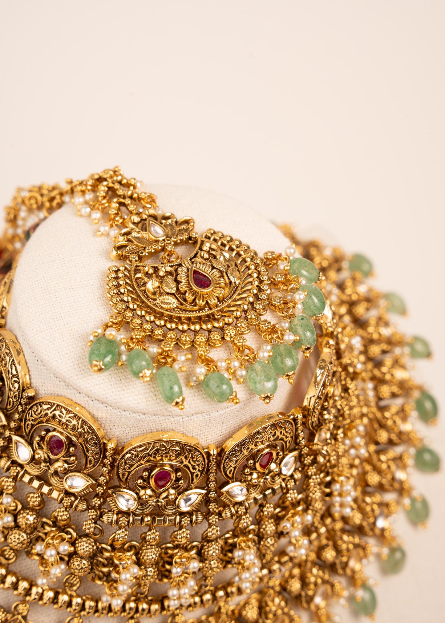 Luxury Detailed Kundan Choker Necklace Set/ Indian Bridal Jewelry/ Statement Jewelry/ Pakistani Jewelry/ Mint Green Bead Wedding Set Jhumaks