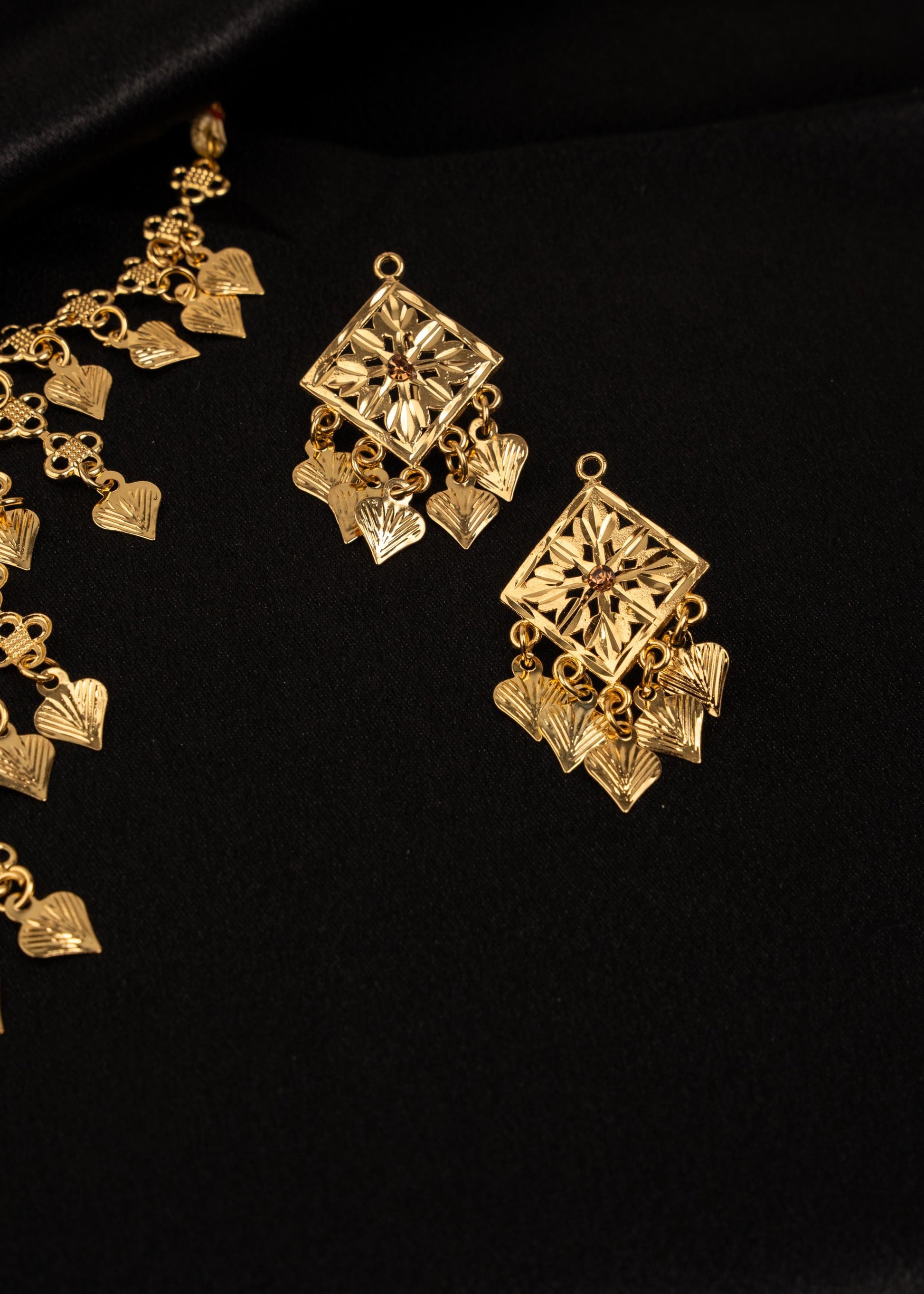 Gold Pipple Patti Necklace Set/ lightweight Necklace /Indian Jadau Jewelry/Traditional Pipple Patti Set/ Antique Gold Jewellery (etsy image id: 7941068277)