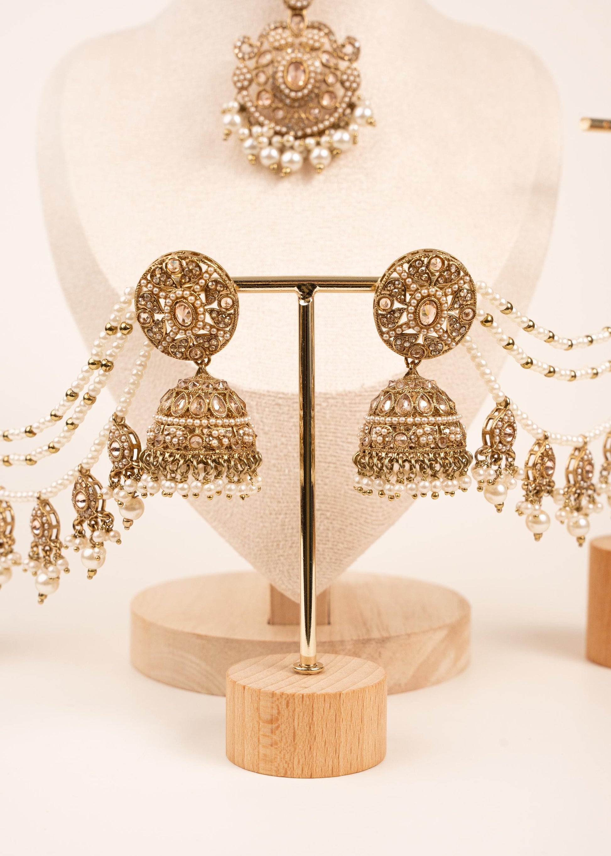Kundan Ear Chain Earrings with Tikka/ Kundan Bridal Jewelry Set/ Sahara Earrings with Maang Tikka/ Statement Bridal Jewelry/ Bahubali (etsy image id: 7944160765)