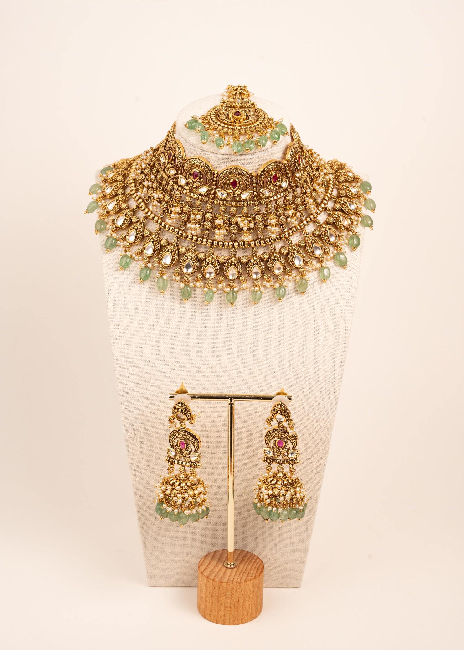 Luxury Detailed Kundan Choker Necklace Set/ Indian Bridal Jewelry/ Statement Jewelry/ Pakistani Jewelry/ Mint Green Bead Wedding Set Jhumaks