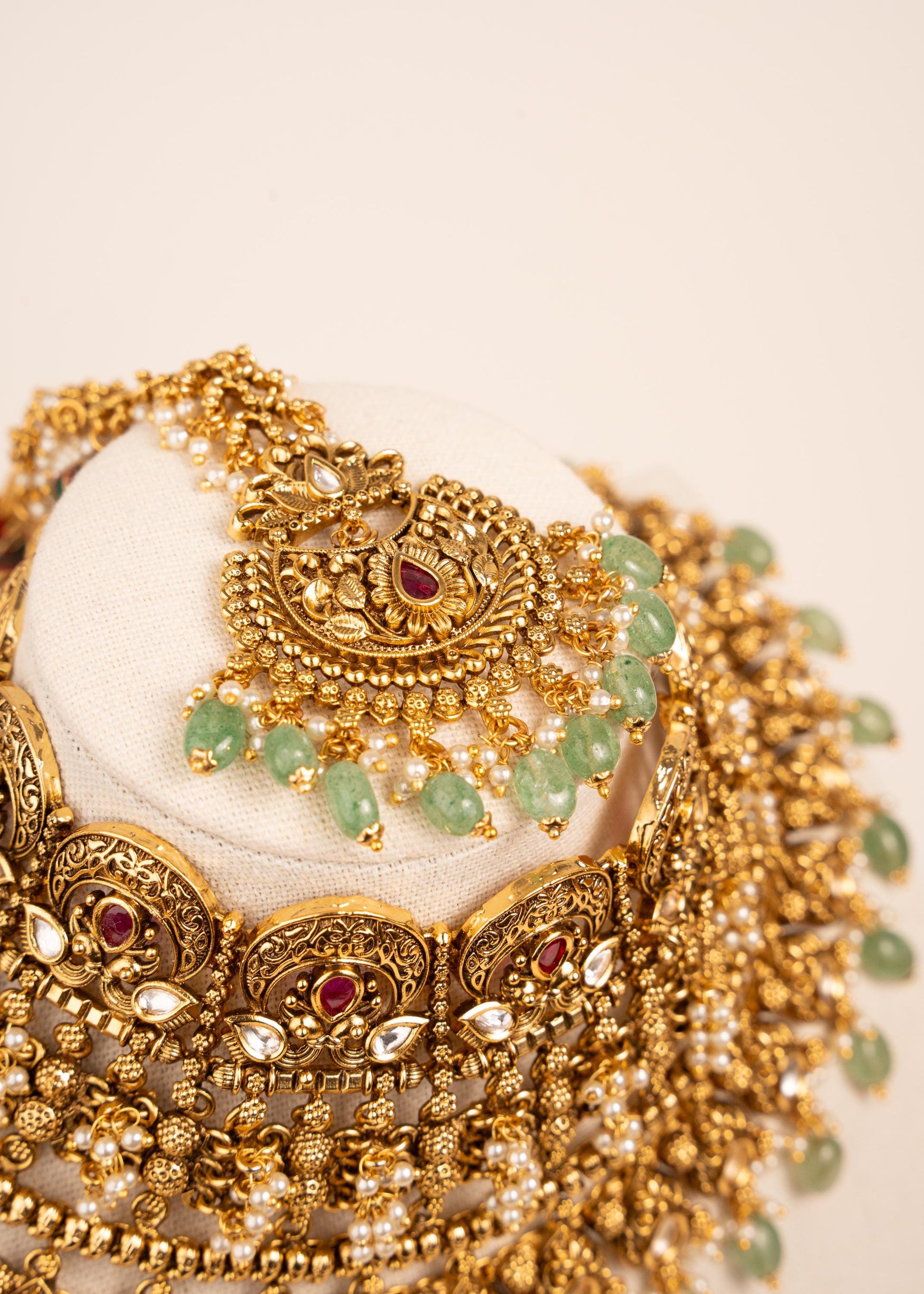 Luxury Detailed Kundan Choker Necklace Set/ Indian Bridal Jewelry/ Statement Jewelry/ Pakistani Jewelry/ Mint Green Bead Wedding Set Jhumaks